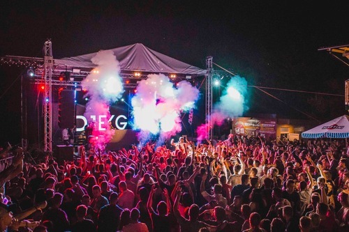 Die richtige Frauenmode für Festivals