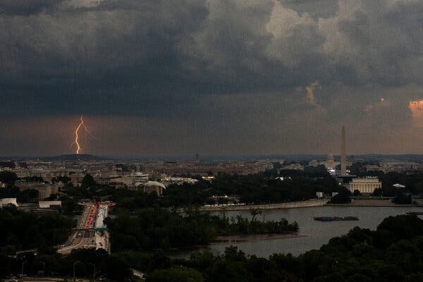 Blitz über einer Stadt mit National Mall und dunklen Gewitterwolken